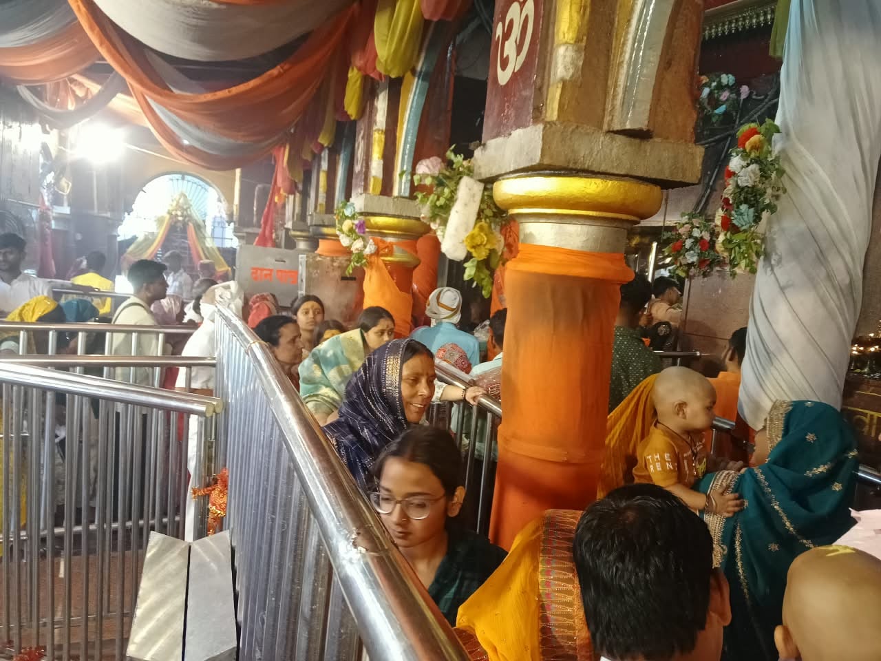 नवरात्र के चौथे दिन मां शीतला के दरबार में लगी भक्तों की लंबी कतार। संवाद