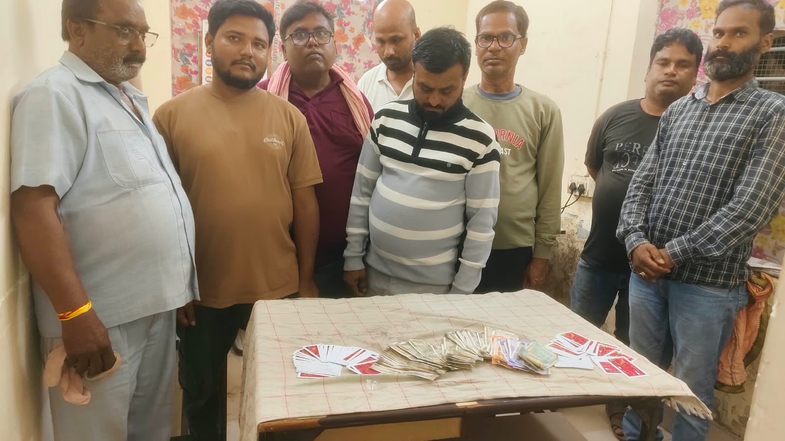 पिकनिक आड़ में जुआ 8 जुआरियों से 14 हजार नगद, 7 बाइक और मोबाइल जब्त