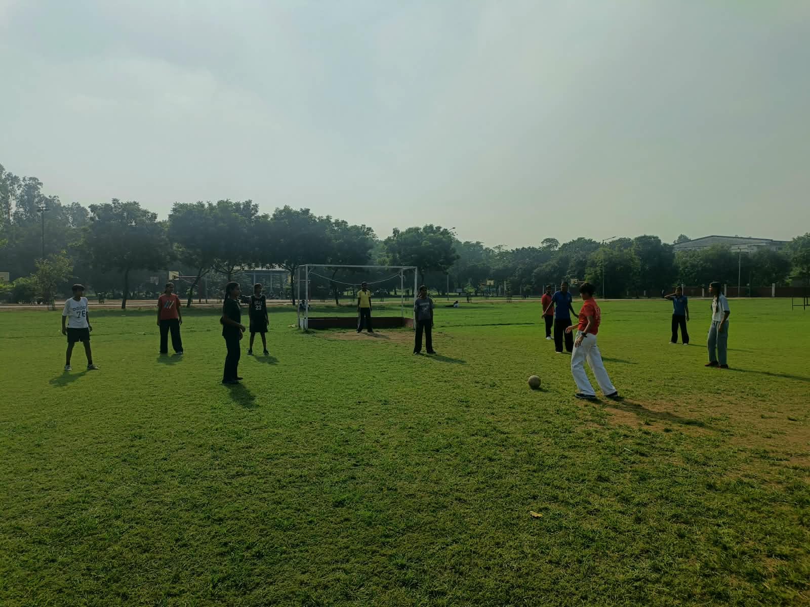 प्रतियोगिता के दौरान नेटबॉल खेलते खिलाड़ी। संवाद प्रतियोगिता के दौरान नेटबॉल खेलते खिलाड़ी। संवाद