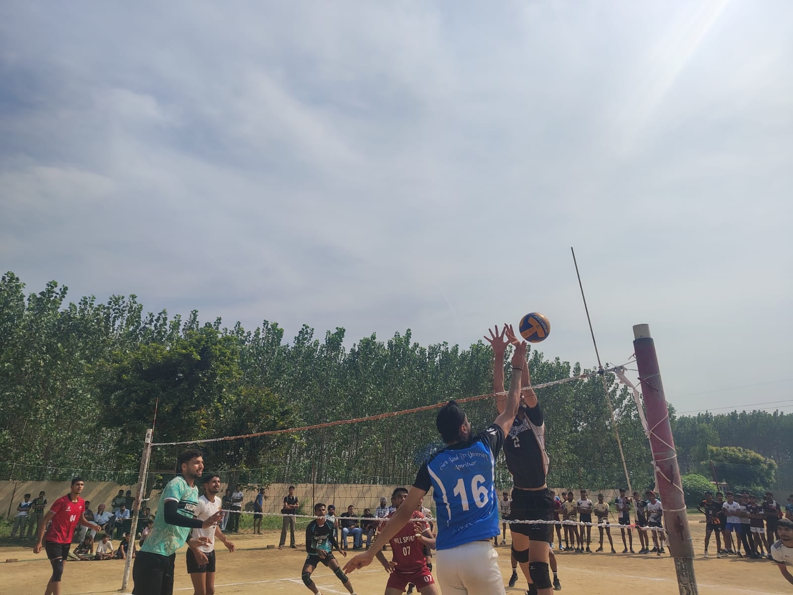 प्रतियोगिता के दौरान नेटबॉल खेलते खिलाड़ी। संवाद प्रतियोगिता के दौरान नेटबॉल खेलते खिलाड़ी। संवाद