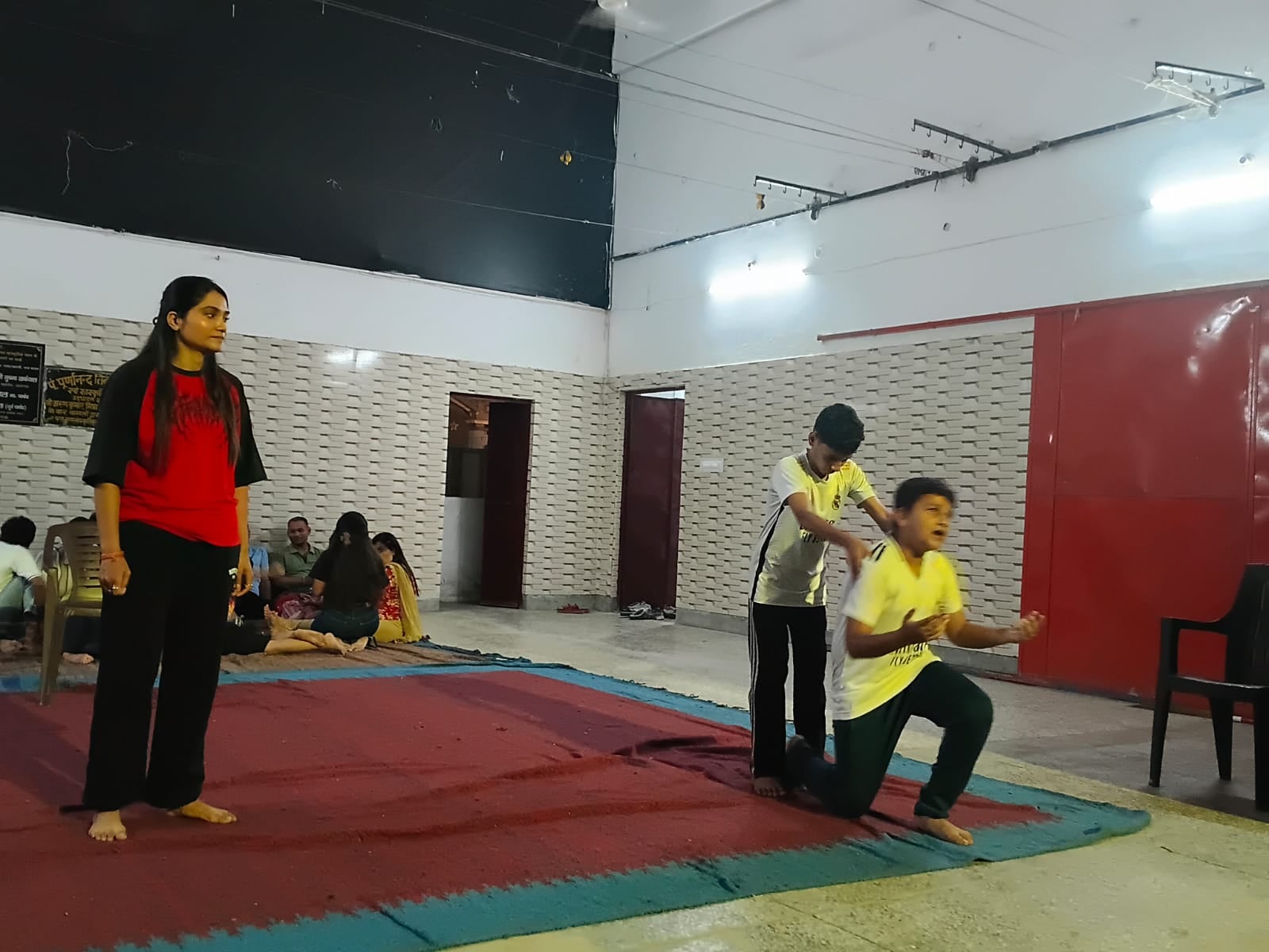 पंतनगर सांस्कृतिक समिति की रामलीला के लिए अभ्यास करते कलाकार।