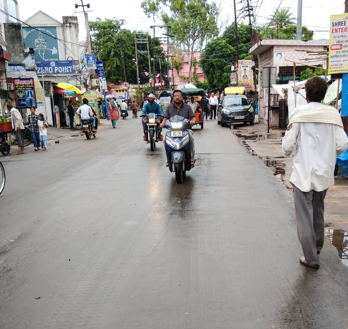 सरधना। बारिश के कारण गंज बाजार में जलभराव। संवाद