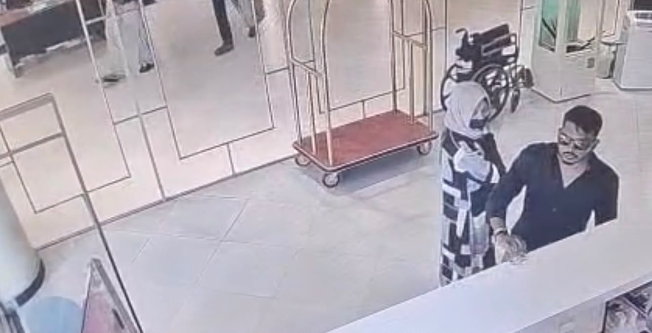 सीसीटीवी फुटेज में होटल में जाता और घटना के बाद लिफ्ट की ओर भागता दिखा अवनीश। सीसीटीवी फुटेज में होटल में जाता और घटना के बाद लिफ्ट की ओर भागता दिखा अवनीश।