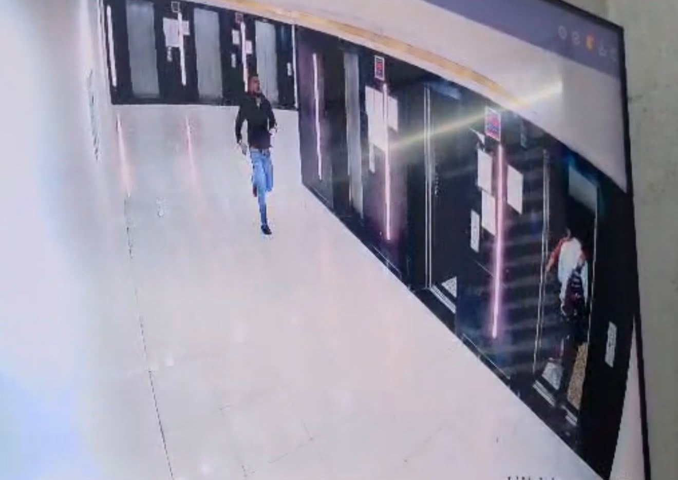 सीसीटीवी फुटेज में होटल में जाता और घटना के बाद लिफ्ट की ओर भागता दिखा अवनीश। सीसीटीवी फुटेज में होटल में जाता और घटना के बाद लिफ्ट की ओर भागता दिखा अवनीश।