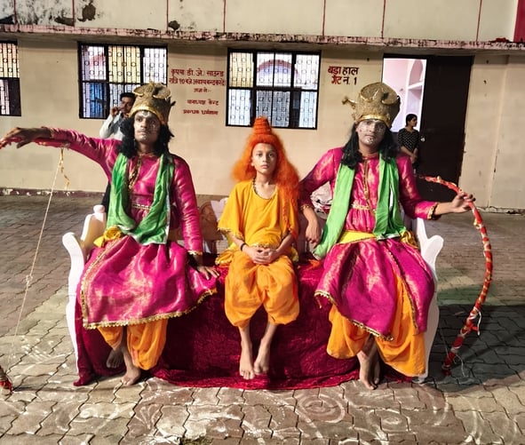 सदर कैंट बनिया मोहाल स्थित लाला गुरू चरण लाल रौनियार वैश घर्मशाला में रामलीला का मंचन करते कला