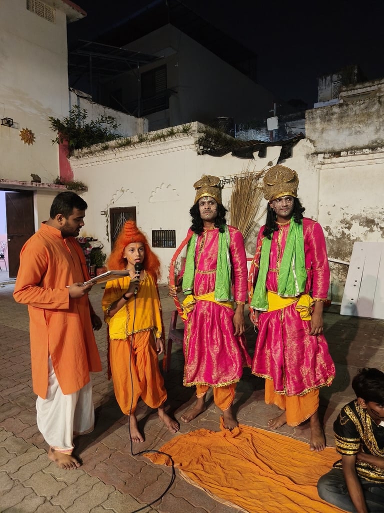 सदर कैंट बनिया मोहाल स्थित लाला गुरू चरण लाल रौनियार वैश घर्मशाला में रामलीला का मंचन करते कला