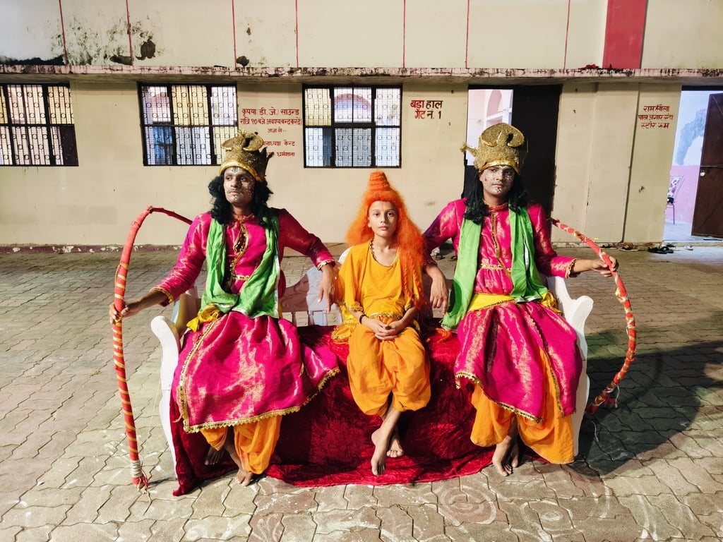 सदर कैंट बनिया मोहाल स्थित लाला गुरू चरण लाल रौनियार वैश घर्मशाला में रामलीला का मंचन करते कला