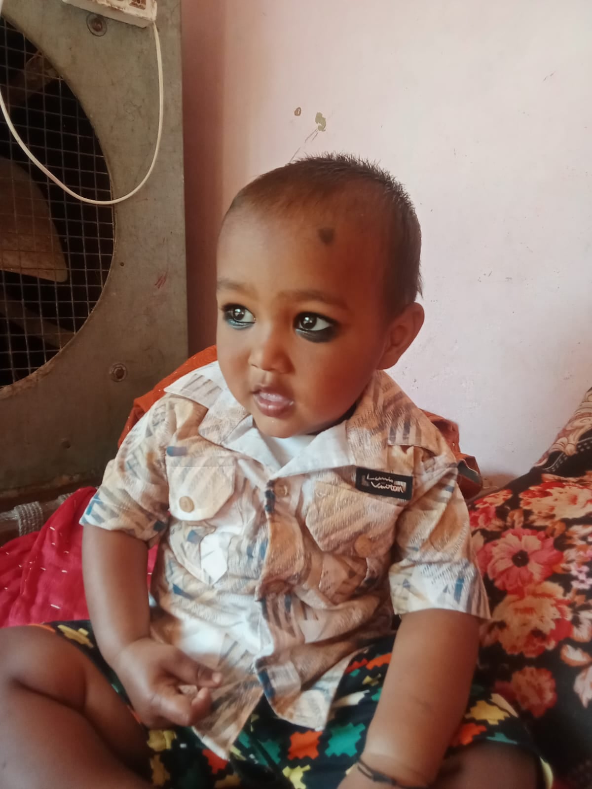 सड़क जाम कर हंगामा कर रहे पीड़ित परिजनों व समर्थकों को समझाते सीओ अरुण कुमार शुक्ला। संवाद सड़क जाम कर हंगामा कर रहे पीड़ित परिजनों व समर्थकों को समझाते सीओ अरुण कुमार शुक्ला। संवाद