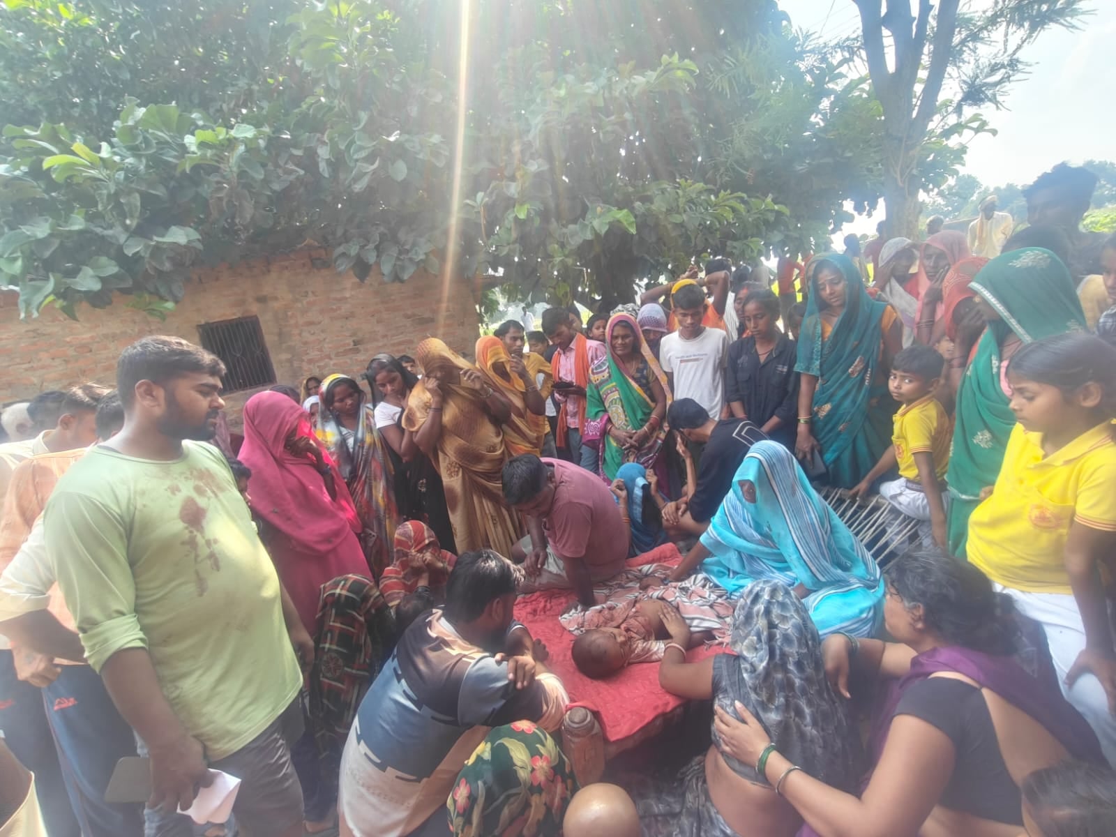 सड़क जाम कर हंगामा कर रहे पीड़ित परिजनों व समर्थकों को समझाते सीओ अरुण कुमार शुक्ला। संवाद सड़क जाम कर हंगामा कर रहे पीड़ित परिजनों व समर्थकों को समझाते सीओ अरुण कुमार शुक्ला। संवाद