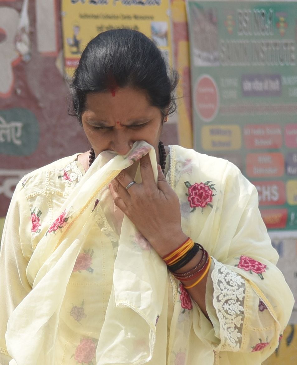 सड़कों से उड़ती धूल कर रही परेेशान।