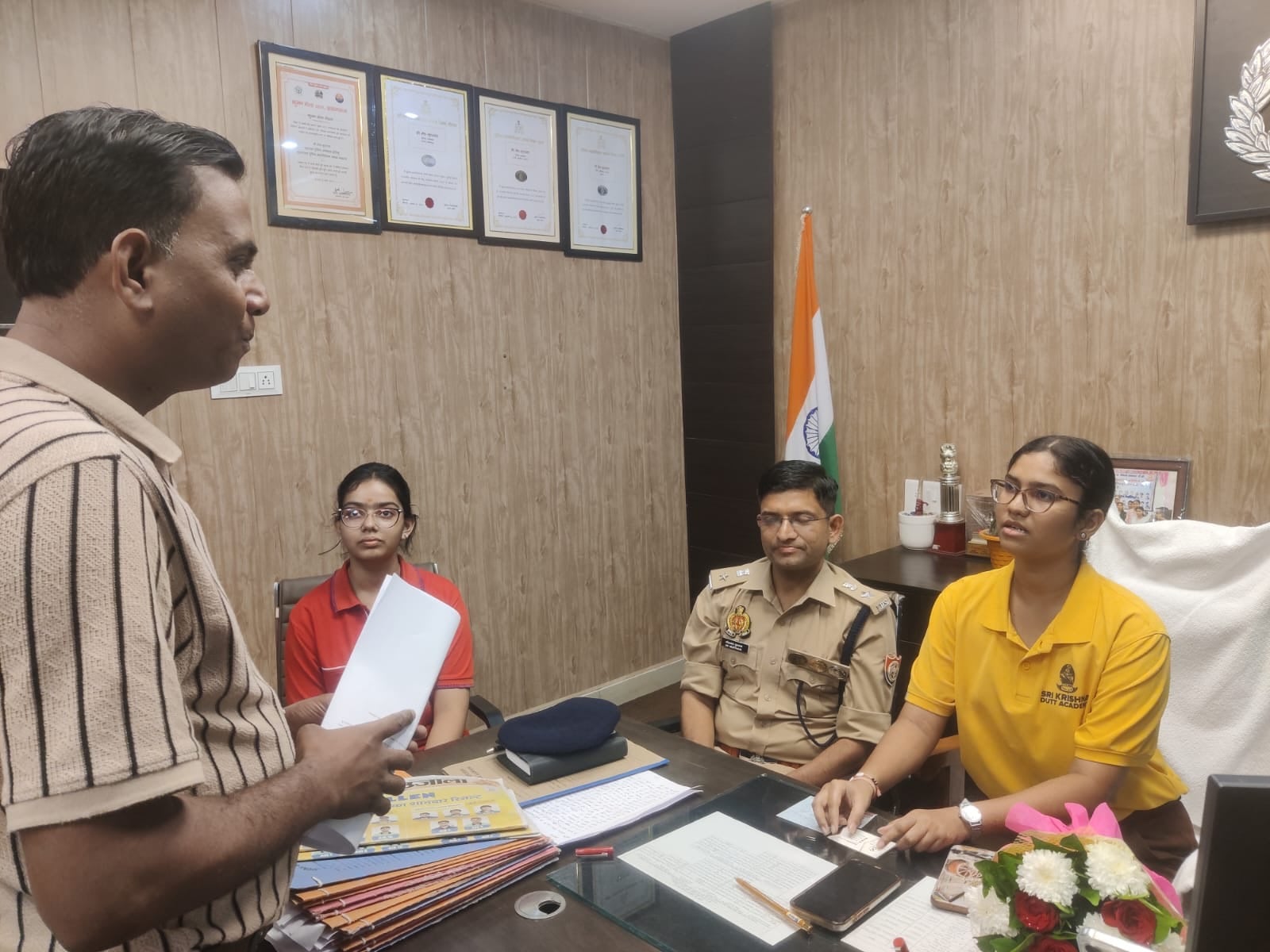 साउथ जोन में 12 छात्राओं ने एक दिन संभाली पुलिस अधिकारियों की जिम्मेदारी। साउथ जोन में 12 छात्राओं ने एक दिन संभाली पुलिस अधिकारियों की जिम्मेदारी।