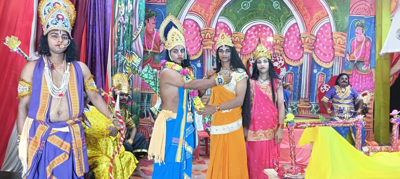 शाहगंज में रामलीला का मंचन करते कलाकार। संवाद