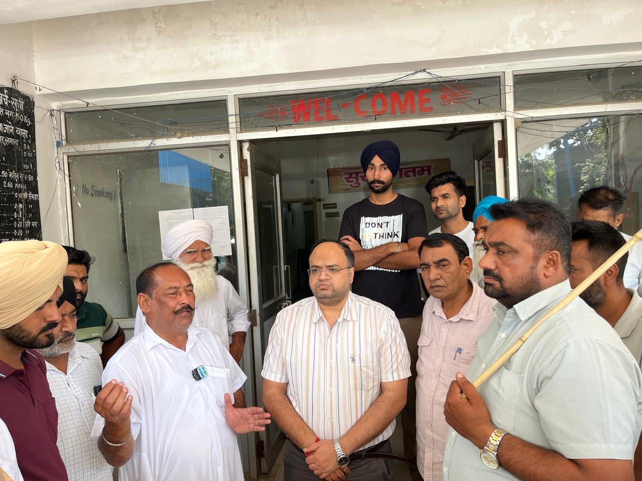 शहजादपुर में मार्केट कमेटी दफ्तर के बाहर बैठे किसान। संवाद शहजादपुर में मार्केट कमेटी दफ्तर के बाहर बैठे किसान। संवाद