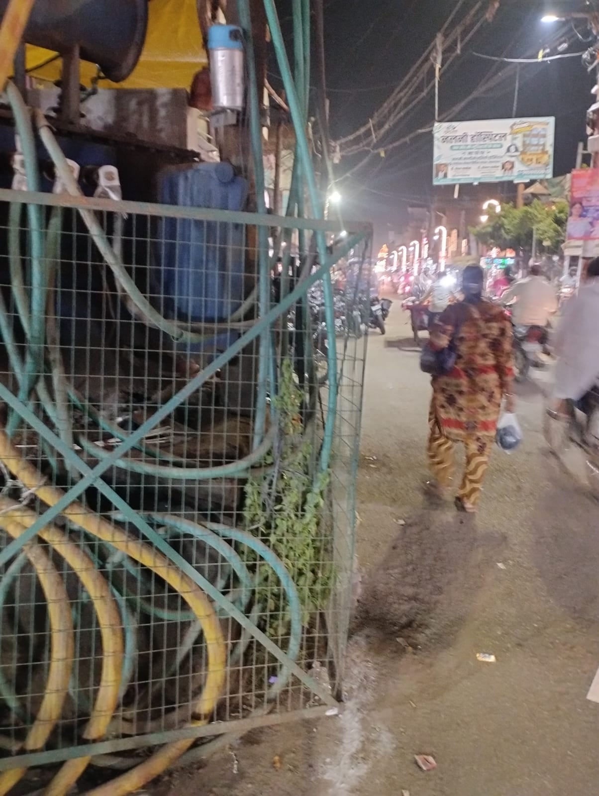 शहर के बाबागंज क्षेत्र में जर्जन बिजली का पोल। संवाद शहर के बाबागंज क्षेत्र में जर्जन बिजली का पोल। संवाद