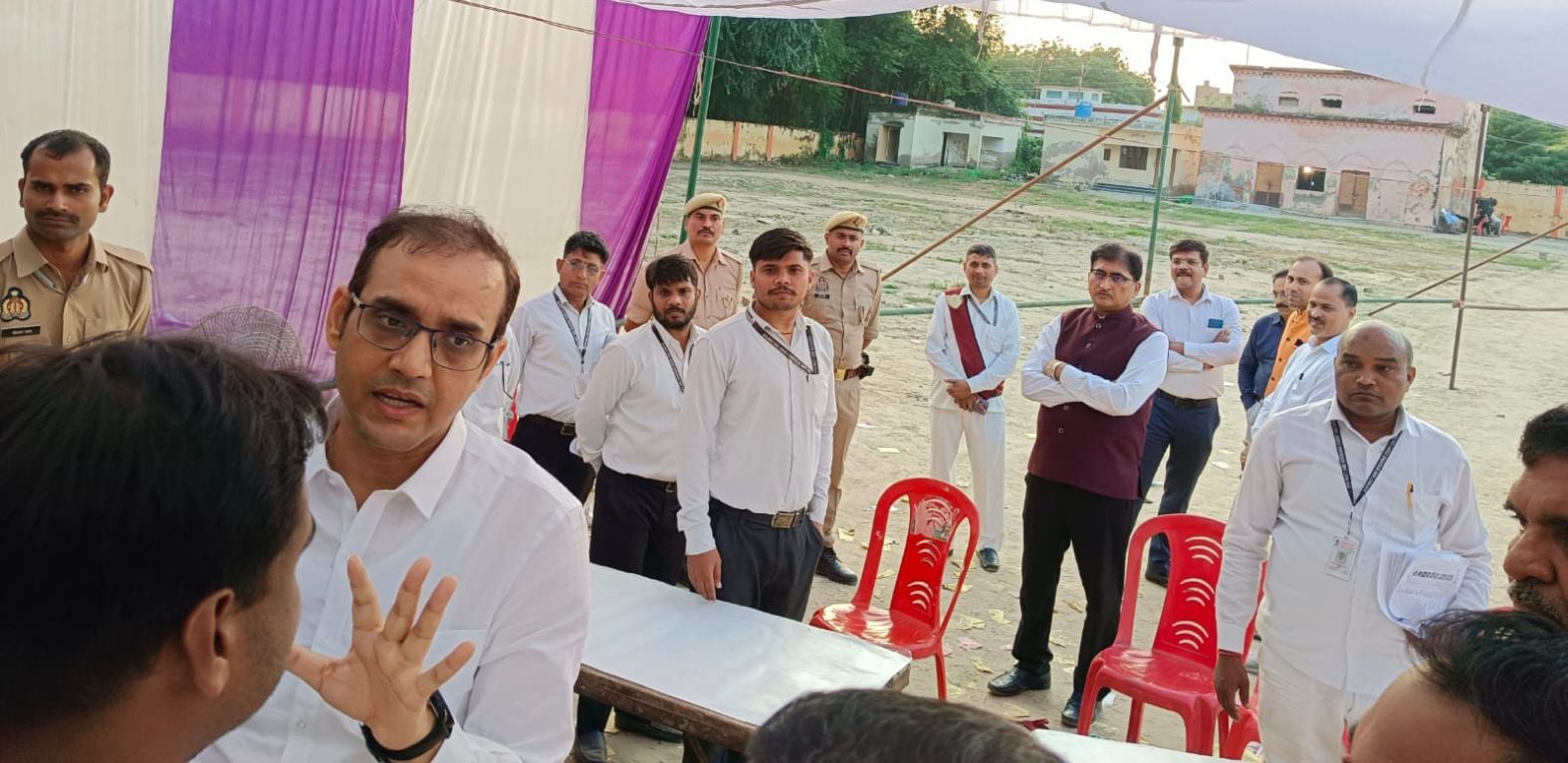 शहर के खुर्शीद क्लब मैदान में चुनाव संपन्न कराते ड्यूटी में लगे न्यायिक कर्मचारीगण। स्रोत-सोशल शहर के खुर्शीद क्लब मैदान में चुनाव संपन्न कराते ड्यूटी में लगे न्यायिक कर्मचारीगण। स्रोत-सोशल