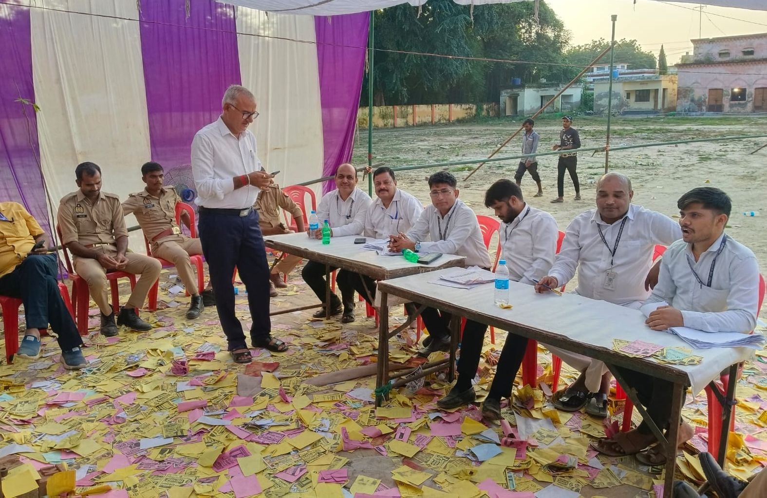 शहर के खुर्शीद क्लब मैदान में चुनाव संपन्न कराते ड्यूटी में लगे न्यायिक कर्मचारीगण। स्रोत-सोशल शहर के खुर्शीद क्लब मैदान में चुनाव संपन्न कराते ड्यूटी में लगे न्यायिक कर्मचारीगण। स्रोत-सोशल