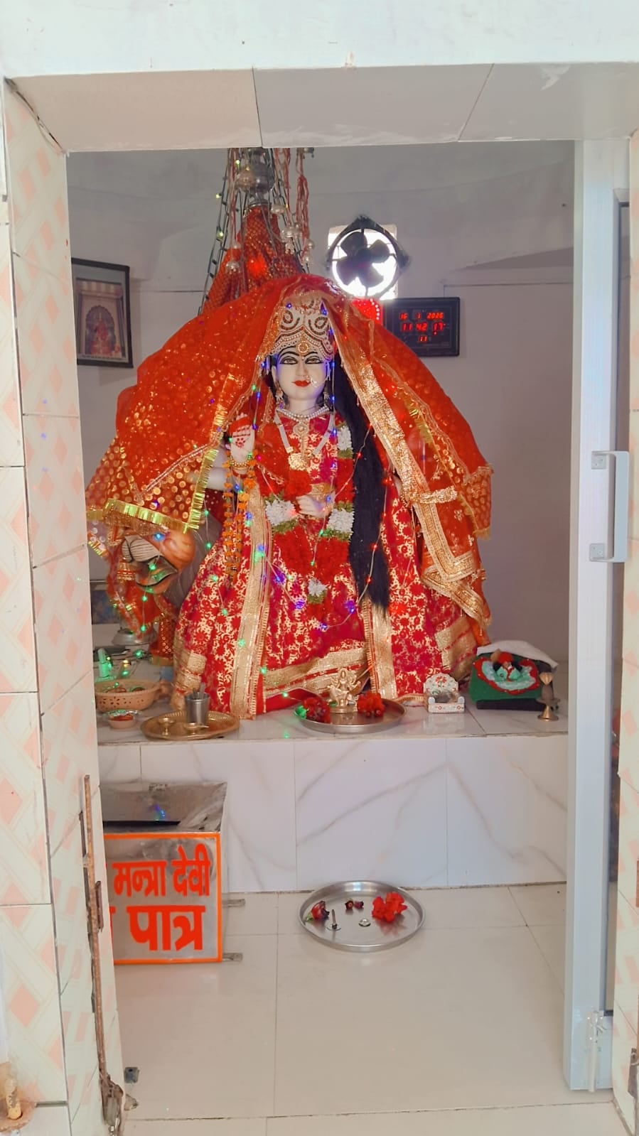 शिवालिक की पहाड़ी पर बना माता मंत्रा देवी का मंदिर। आर्काइव शिवालिक की पहाड़ी पर बना माता मंत्रा देवी का मंदिर। आर्काइव