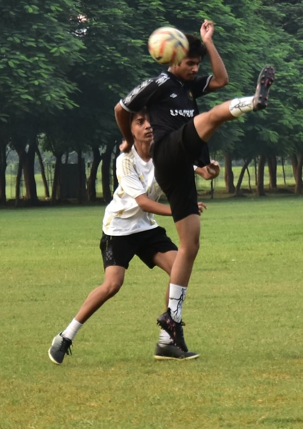 12वीं ला-मार्टिनियर फुटबॉल लीग में भिड़ते खिलाड़ी। 12वीं ला-मार्टिनियर फुटबॉल लीग में भिड़ते खिलाड़ी।