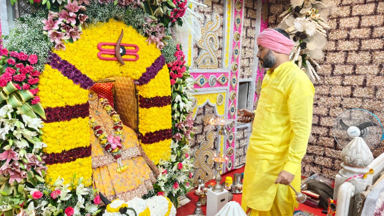 15jjrp11- बेरी स्थित माता भीमेश्वरी देवी के दर्शन के लिए पहुंची श्रद्धालुओं की भीड़। संवाद