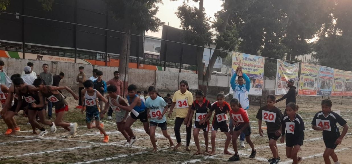 400 मीटर बाधा दौड़ प्रतियोगिता में हिस्सा लेते खिलाड़ी। संवाद