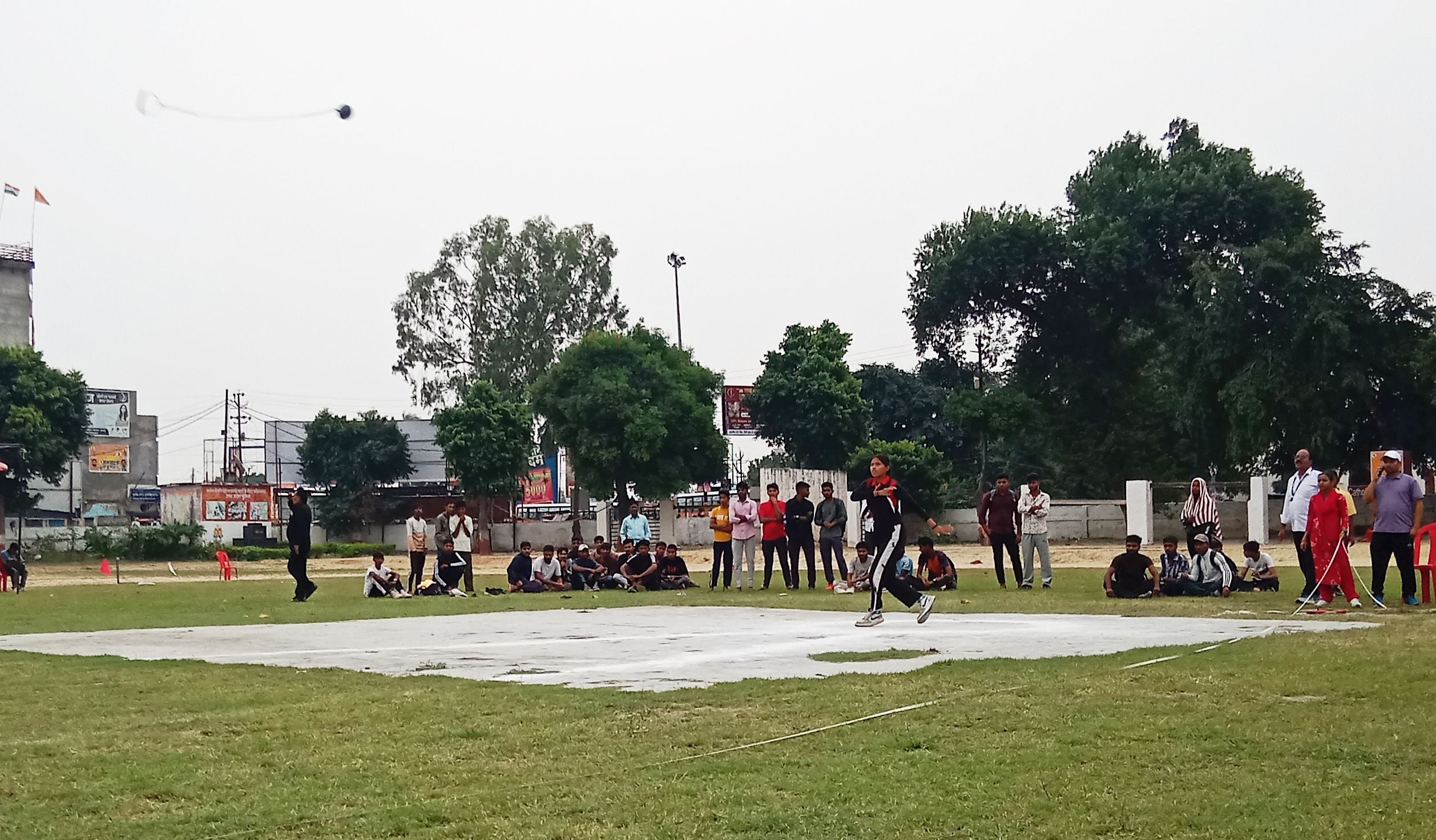 400 मीटर बाधा दौड़ प्रतियोगिता में हिस्सा लेते खिलाड़ी। संवाद