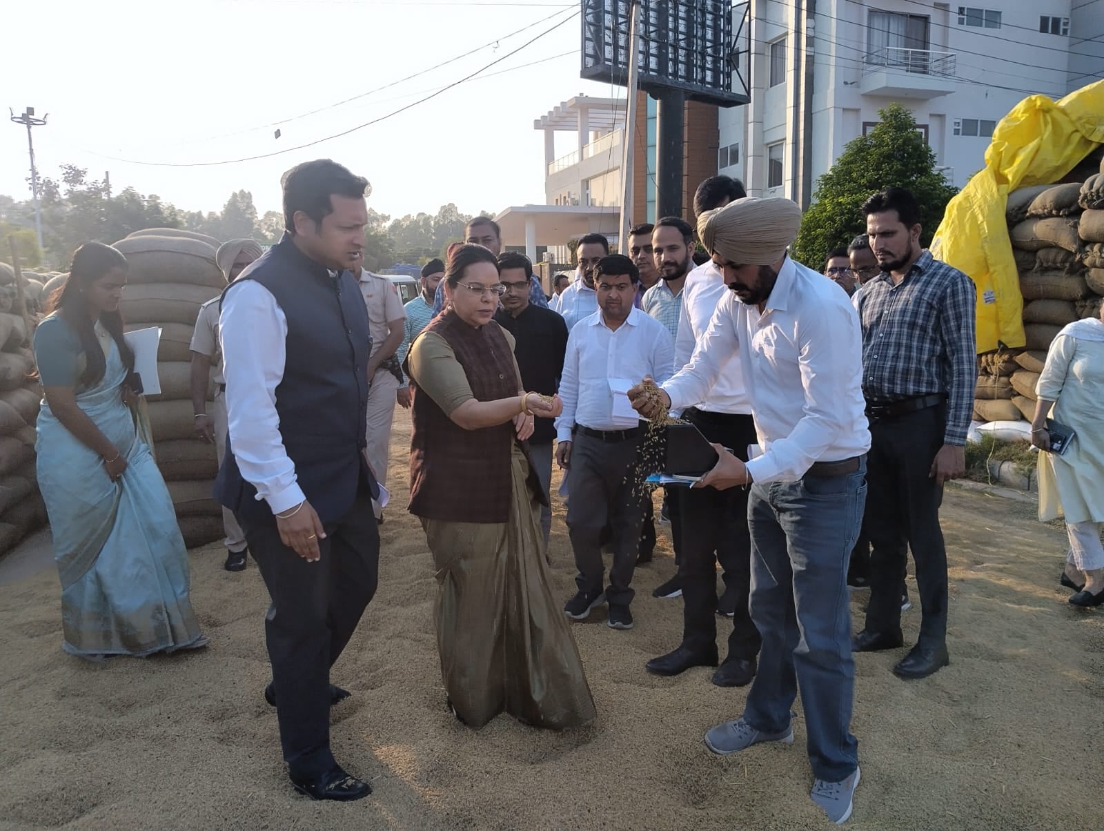 अंबाला सिटी की अनाज मंडी में धान सुखाते किसान। संवाद अंबाला सिटी की अनाज मंडी में धान सुखाते किसान। संवाद
