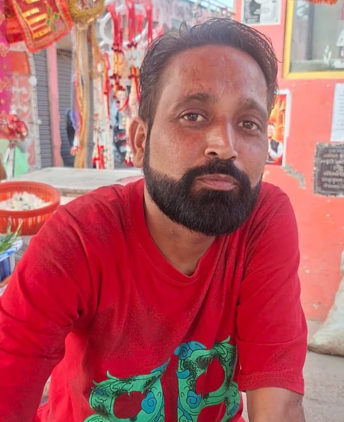 अंबाला सिटी में बस अड्डा के सामने कपड़ा मार्केट के बाजार में ई रिक्शा के कारण लगा जाम। संवाद