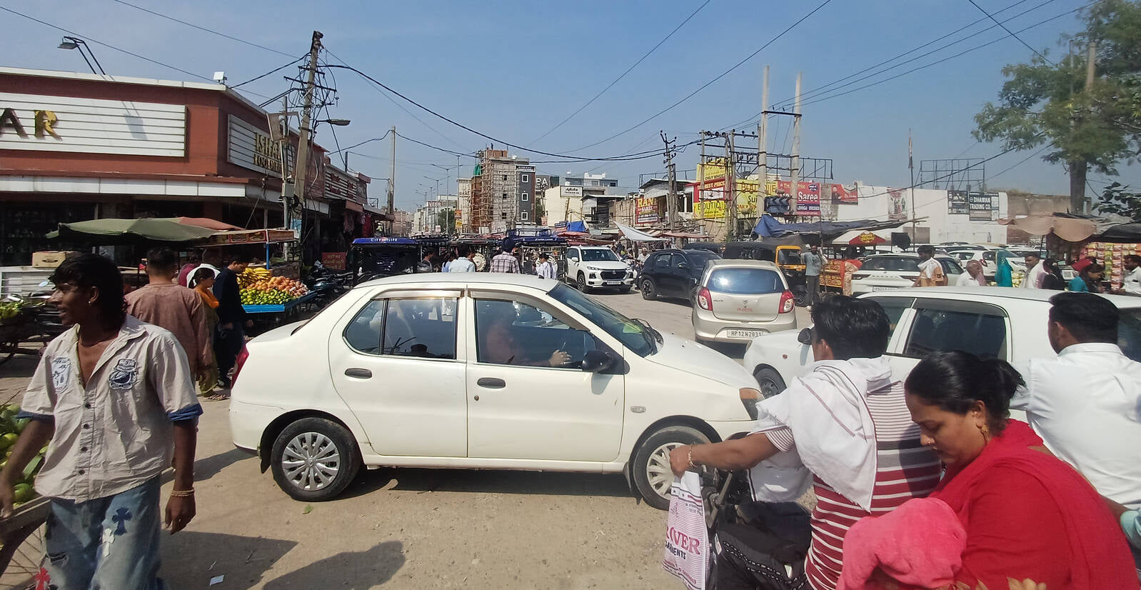अंबाला सिटी में बस अड्डा के सामने कपड़ा मार्केट के बाजार में ई रिक्शा के कारण लगा जाम। संवाद