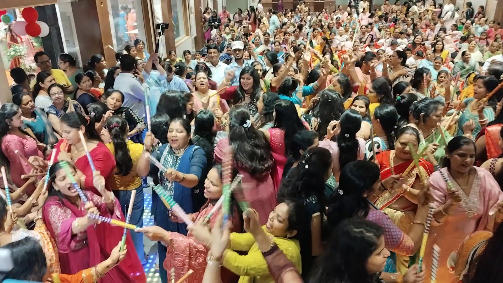 अग्रसेन धर्मशाला में डांडिया उत्सव में थिरकती महिलाएं। विज्ञप्ति