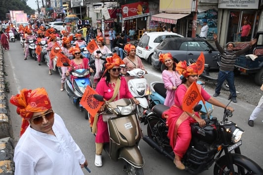 अग्रवाल महासभा द्वारा निकाली गई शौभा यात्रा में दोपहिया वाहनों पर सवार महिलाएं। संवाद अग्रवाल महासभा द्वारा निकाली गई शौभा यात्रा में दोपहिया वाहनों पर सवार महिलाएं। संवाद