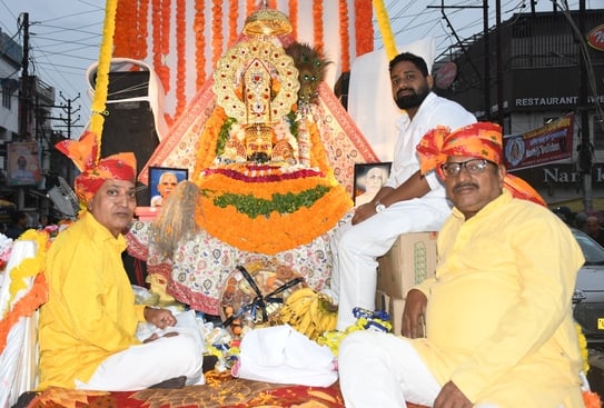 अग्रवाल महासभा द्वारा निकाली गई शौभा यात्रा में दोपहिया वाहनों पर सवार महिलाएं। संवाद अग्रवाल महासभा द्वारा निकाली गई शौभा यात्रा में दोपहिया वाहनों पर सवार महिलाएं। संवाद