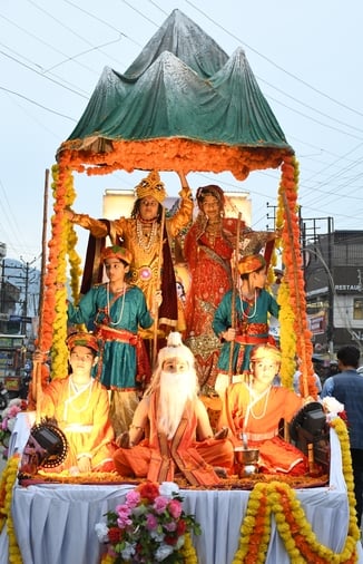 अग्रवाल महासभा द्वारा निकाली गई शौभा यात्रा में दोपहिया वाहनों पर सवार महिलाएं। संवाद अग्रवाल महासभा द्वारा निकाली गई शौभा यात्रा में दोपहिया वाहनों पर सवार महिलाएं। संवाद