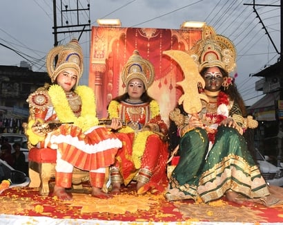अग्रवाल महासभा द्वारा निकाली गई शौभा यात्रा में दोपहिया वाहनों पर सवार महिलाएं। संवाद अग्रवाल महासभा द्वारा निकाली गई शौभा यात्रा में दोपहिया वाहनों पर सवार महिलाएं। संवाद