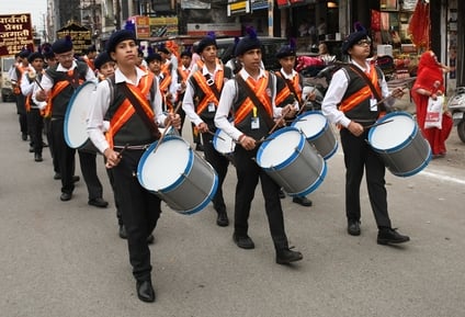 अग्रवाल महासभा द्वारा निकाली गई शौभा यात्रा में दोपहिया वाहनों पर सवार महिलाएं। संवाद अग्रवाल महासभा द्वारा निकाली गई शौभा यात्रा में दोपहिया वाहनों पर सवार महिलाएं। संवाद