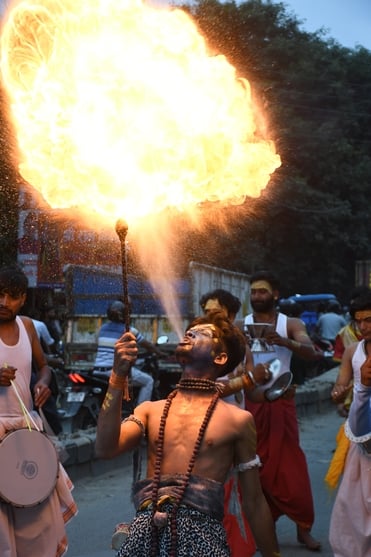 अग्रवाल महासभा द्वारा निकाली गई शौभा यात्रा में दोपहिया वाहनों पर सवार महिलाएं। संवाद अग्रवाल महासभा द्वारा निकाली गई शौभा यात्रा में दोपहिया वाहनों पर सवार महिलाएं। संवाद