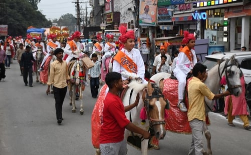 अग्रवाल महासभा द्वारा निकाली गई शौभा यात्रा में दोपहिया वाहनों पर सवार महिलाएं। संवाद अग्रवाल महासभा द्वारा निकाली गई शौभा यात्रा में दोपहिया वाहनों पर सवार महिलाएं। संवाद
