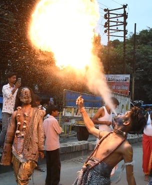 अग्रवाल महासभा द्वारा निकाली गई शौभा यात्रा में दोपहिया वाहनों पर सवार महिलाएं। संवाद अग्रवाल महासभा द्वारा निकाली गई शौभा यात्रा में दोपहिया वाहनों पर सवार महिलाएं। संवाद