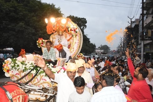 अग्रवाल महासभा द्वारा निकाली गई शौभा यात्रा में दोपहिया वाहनों पर सवार महिलाएं। संवाद अग्रवाल महासभा द्वारा निकाली गई शौभा यात्रा में दोपहिया वाहनों पर सवार महिलाएं। संवाद