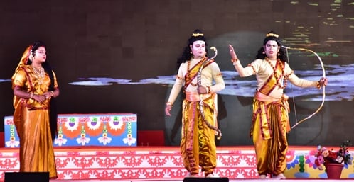 ऐशबाग रामलीला में नाटक का मंचन करते कलाकार