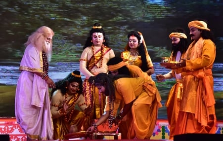 ऐशबाग रामलीला में नाटक का मंचन करते कलाकार