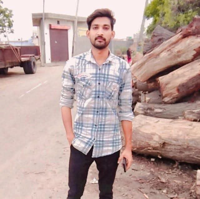 अस्पताल में परिजनों से बातचीत करते हुए डीएसपी रोहताश । संवाद