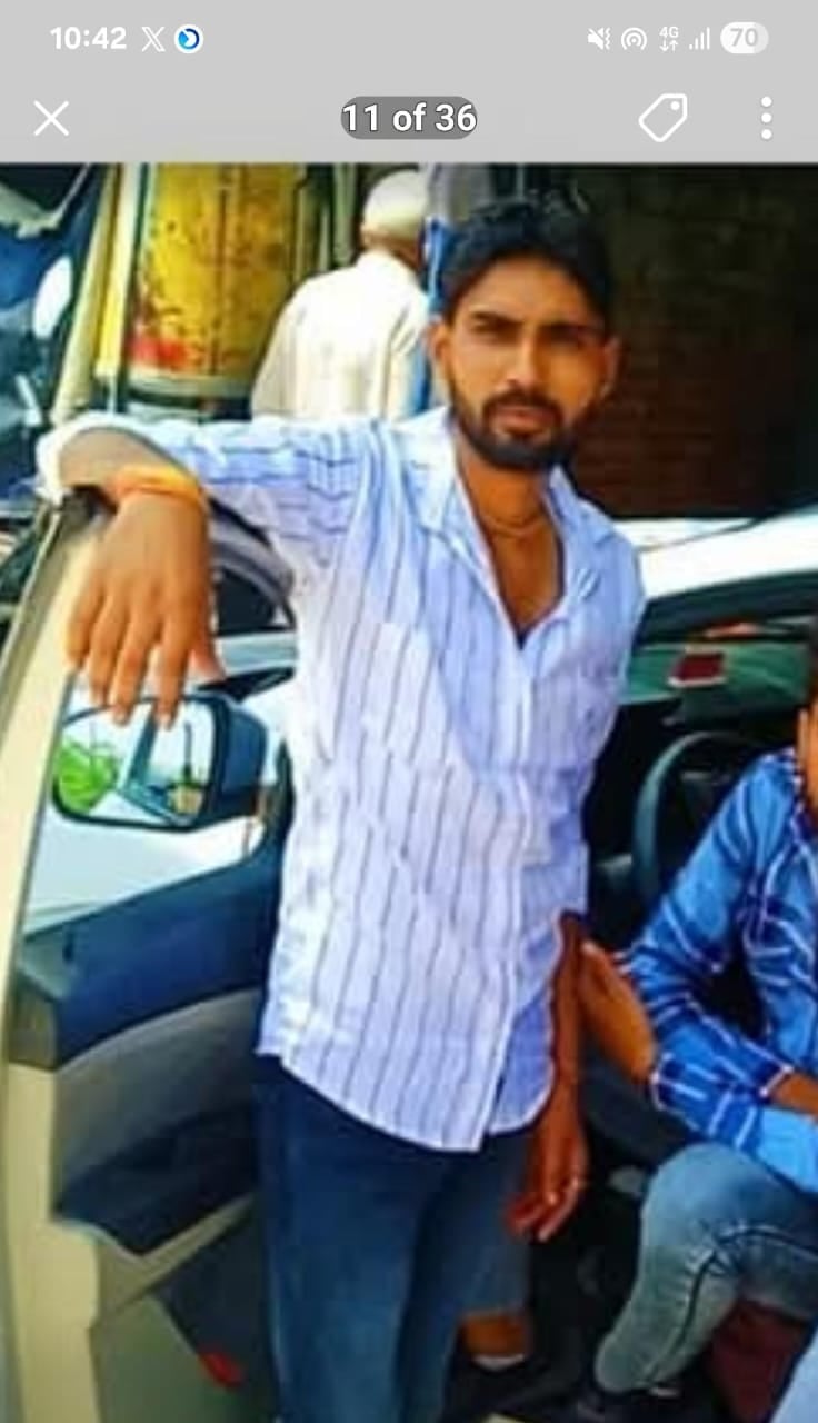 अस्पताल में परिजनों से बातचीत करते हुए डीएसपी रोहताश । संवाद