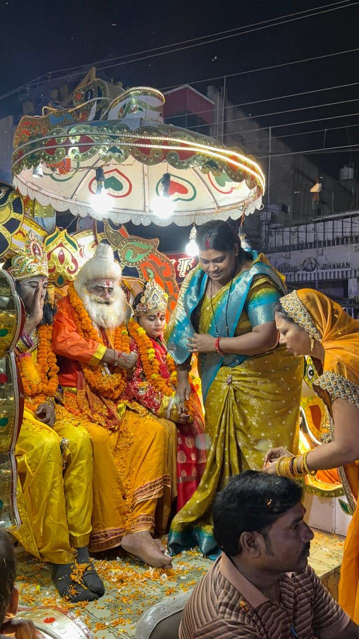 बभनी रामलीला में राम विवाह लीला में द्वारपूजा में बैठे चारों भाई व गुरु वशिष्ठ व विश्वामित्र जी