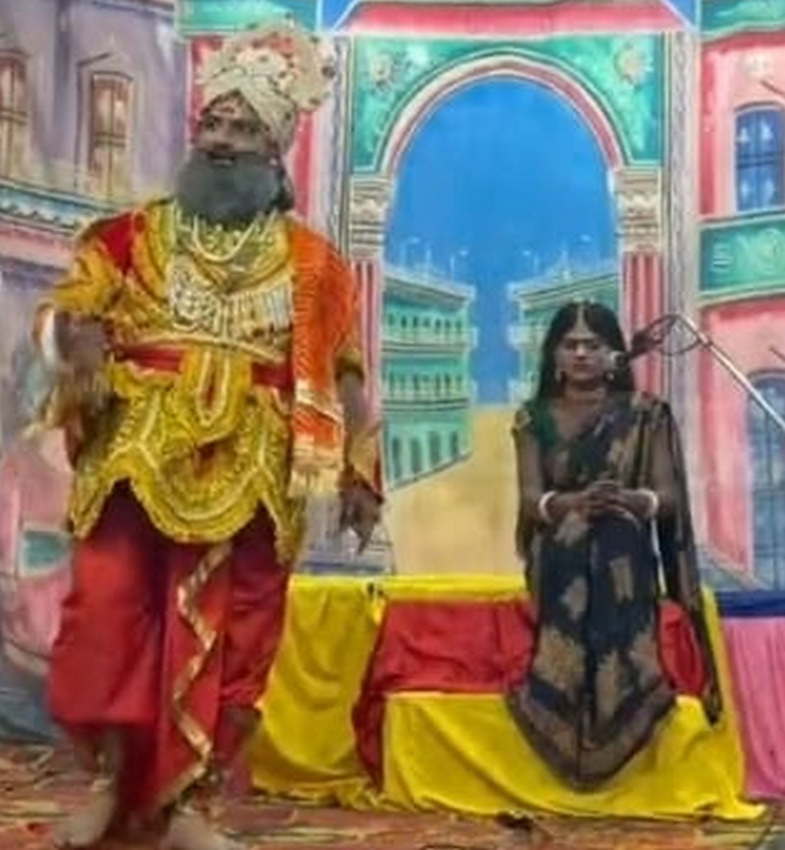 बिल्सी में ताड़का का मंचन करता कलाकार। संवाद
