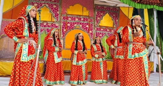 बिल्सी में ताड़का का मंचन करता कलाकार। संवाद