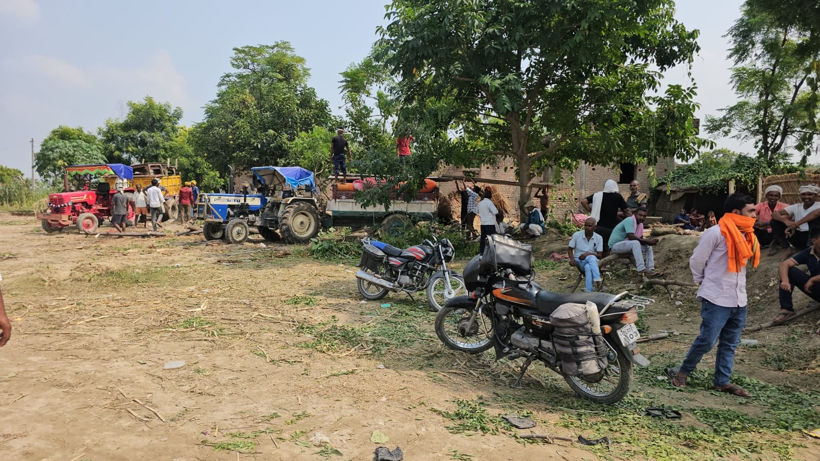 बांसडीह क्षेत्र के महराजपुर गांव में सरयू नदी के कटान को रोकने के लिए मिट्टी और पेड़ की डालियों बांसडीह क्षेत्र के महराजपुर गांव में सरयू नदी के कटान को रोकने के लिए मिट्टी और पेड़ की डालियों