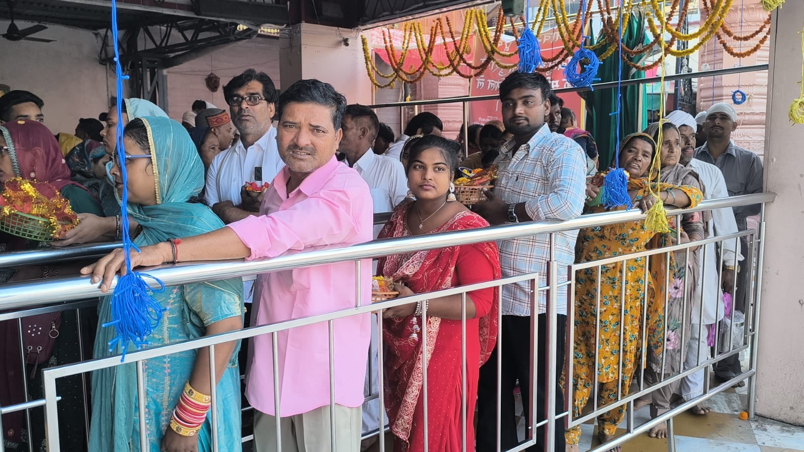 चामुंडा माता मंदिर में दर्शनों के लिए लाइन में लगे श्रद्धालु। जागरूक पाठक