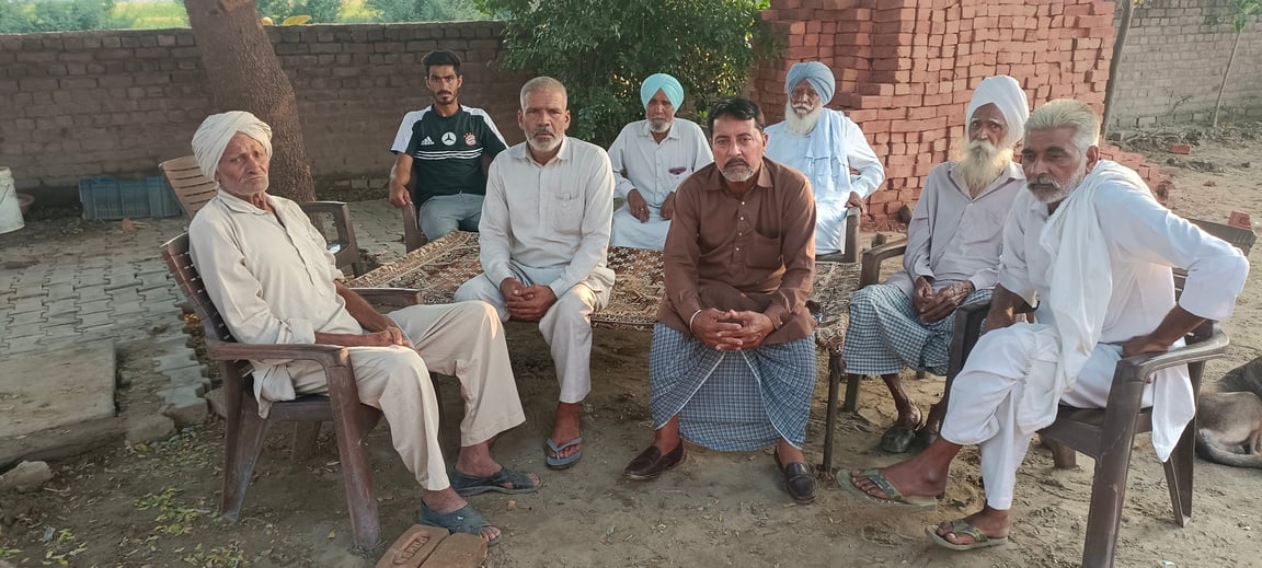 डीएपी खाद की किल्लत और कथित कालाबाजारी को लेकर कृषि विभाग के प्रति रोष जताते किसान।