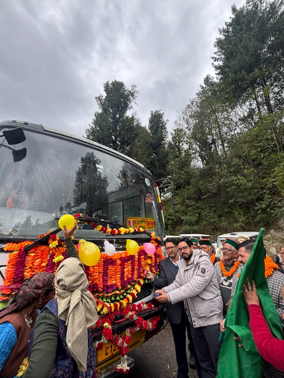 डोड़रा क्वार में लोकल बस सेवा को हरी झंडी दिखाकर रवाना करते एसडीएम कीर्ति चंदेल डोड़रा क्वार में लोकल बस सेवा को हरी झंडी दिखाकर रवाना करते एसडीएम कीर्ति चंदेल
