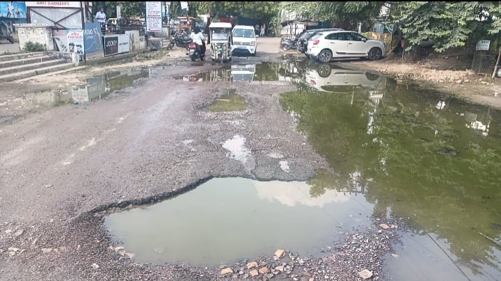 एल्डिको प्लाजा के प्रांगण और पिंक बूथ के पास भरा सीवर का पानी। एल्डिको प्लाजा के प्रांगण और पिंक बूथ के पास भरा सीवर का पानी।